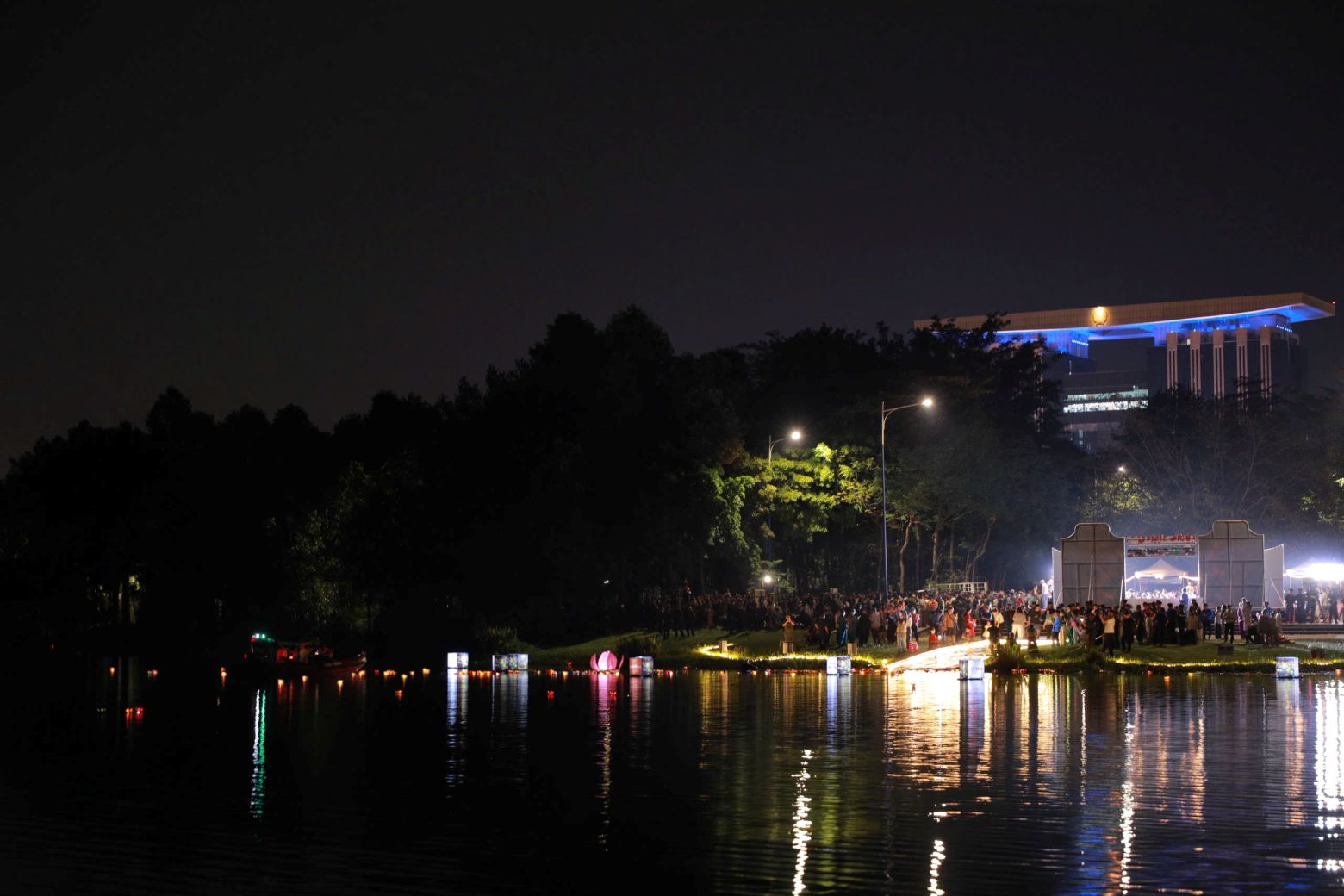 Hàng ngàn hoa đăng được thả xuống hồ nước ở phường Bình Dương. Ảnh: Đình Trọng