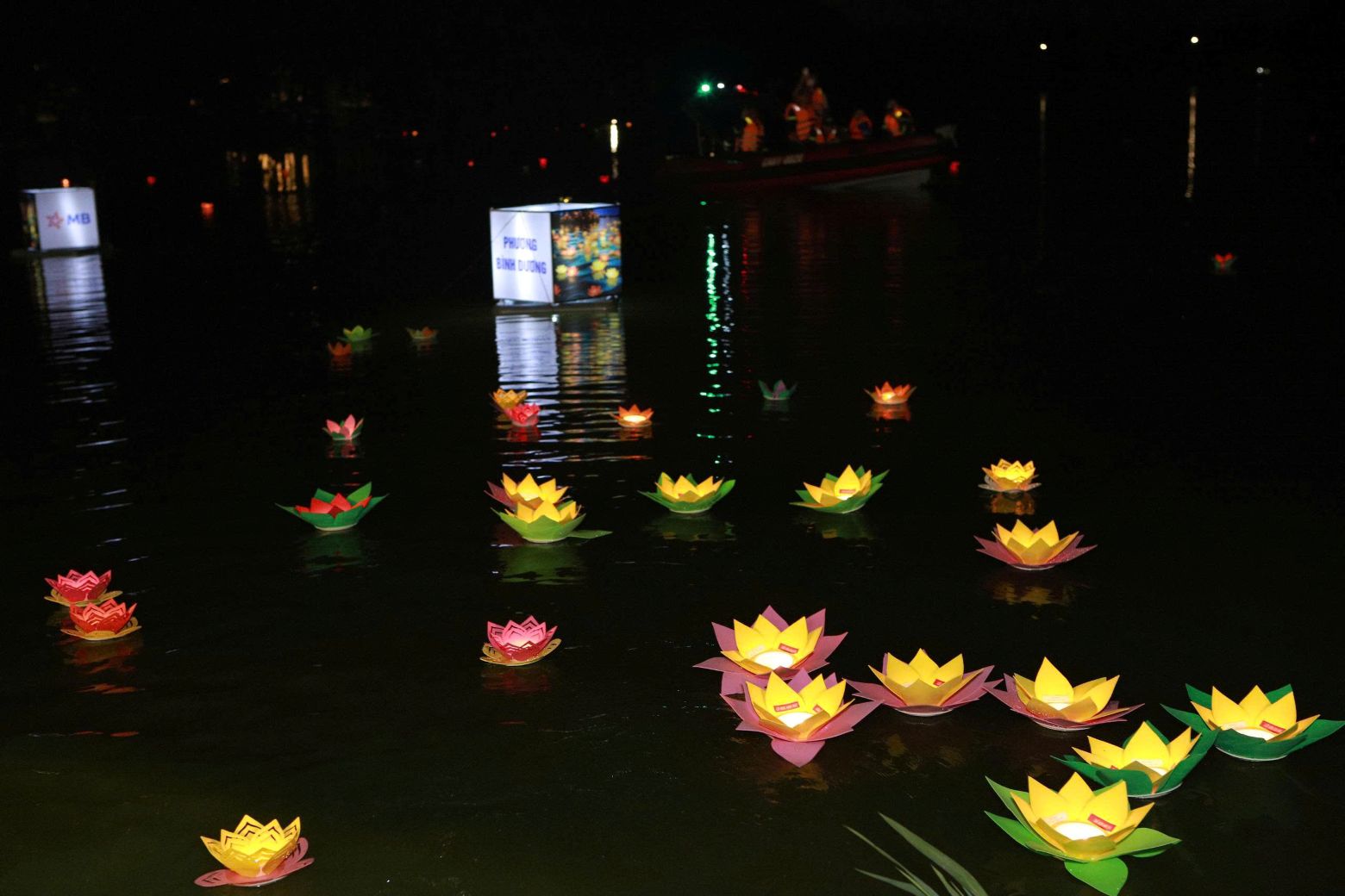 Releasing lanterns in Binh Duong ward, wishing peace and happiness for every family. Photo: Dinh Trong
