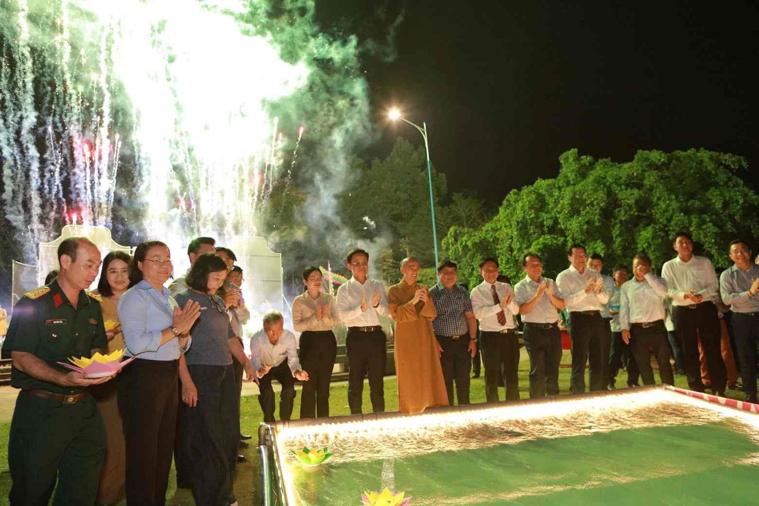 Hoa đăng được thả mang theo nguyện ước về một năm mới 