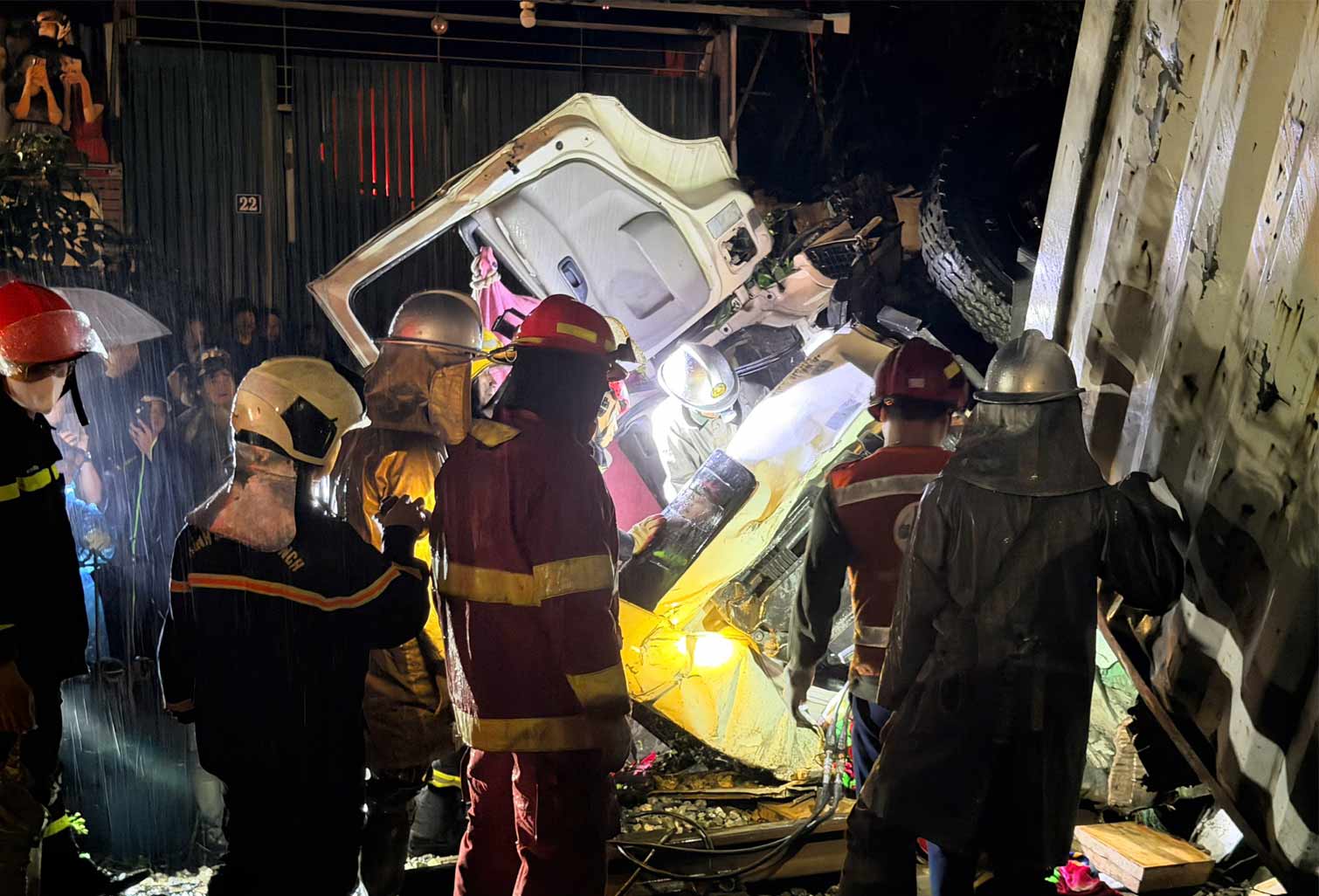 Scene of serious railway accident in Hanoi, container crushed