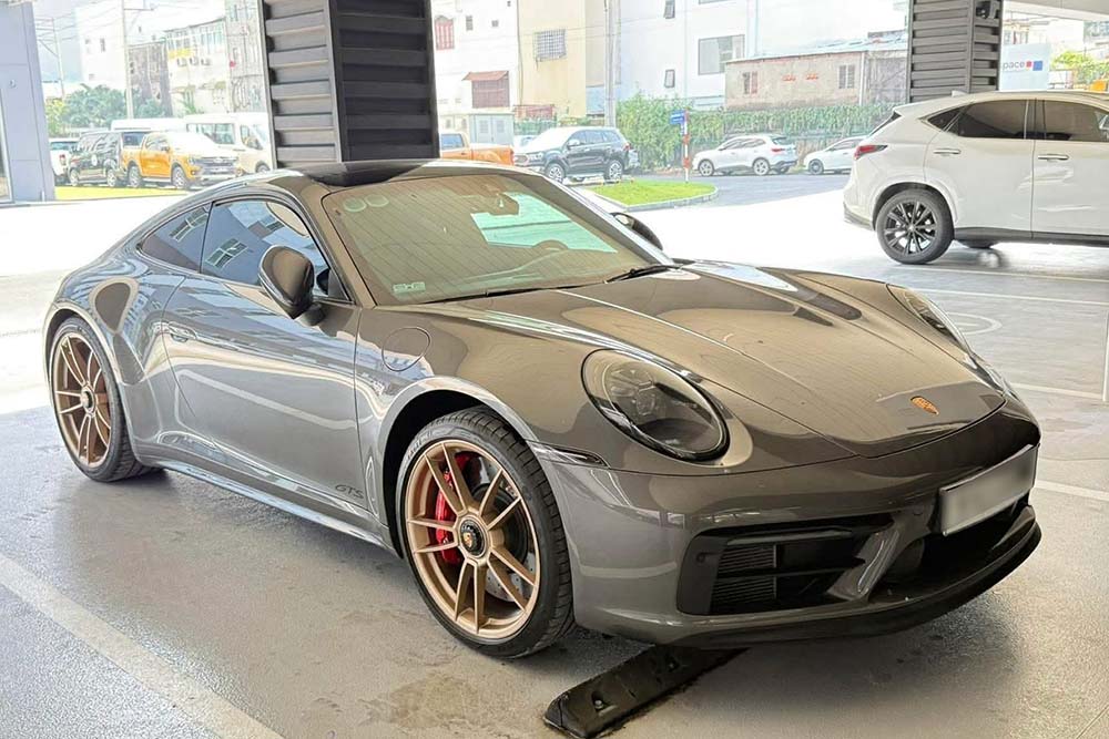 Porsche 911 Carrera GTS 992.1 generation with gray exterior, center lock rims and red brake calipers has just been brought to Hanoi. Photo: Khanh Nguyen