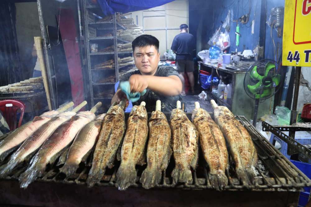 ホーチミン市の焼きライギョの首都は夜通し炎に包まれ、数千匹を焼いて財神を迎える