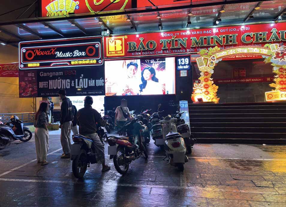 Không khí chờ mua vàng bắt đầu từ đêm, sớm hơn nhiều so với khung giờ phục vụ mà doanh nghiệp dự kiến.