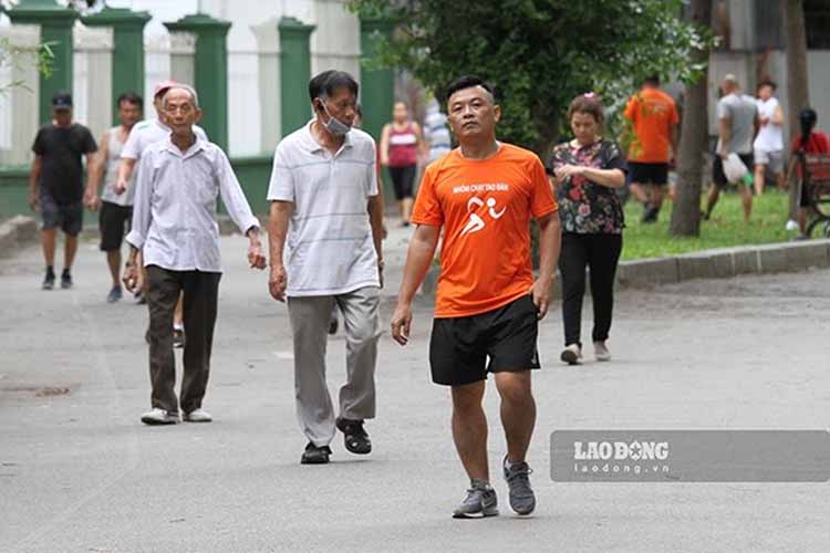 Walking 10 minutes after meals: Secrets to help improve insulin sensitivity. Photo: Thanh Vu