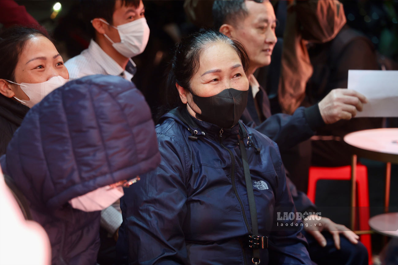 Đứng xếp hàng từ lúc 3 giờ sáng, bà Nguyễn Thị Hằng (phường Vĩnh Tuy) tâm sự: “Năm nay là năm đầu tiên tôi đi mua vàng ngày này. Biết là giá vàng đang cao nhưng tôi vẫn muốn mua một chút gọi là lấy lộc, mong cả năm mọi việc được hanh thông, may mắn“.