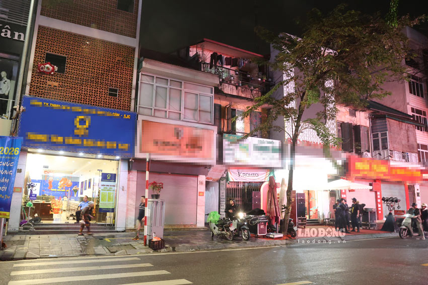 Bên cạnh những cửa hàng đông đúc, một số cửa hàng