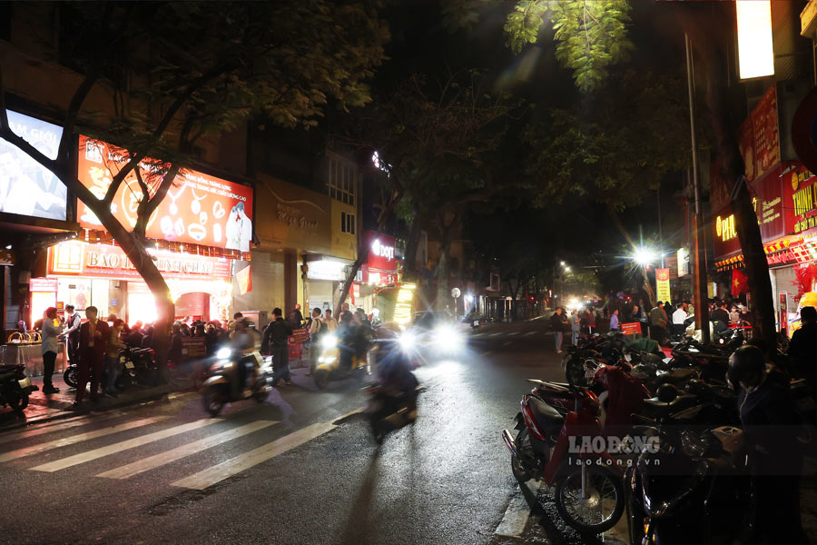 Ghi nhận tại “phố vàng” Trần Nhân Tông, ngay từ 4-5 giờ sáng ngày mùng 10 tháng Giêng - ngày vía Thần Tài, rất đông người dân đã tập trung về đây để chờ mua hàng.