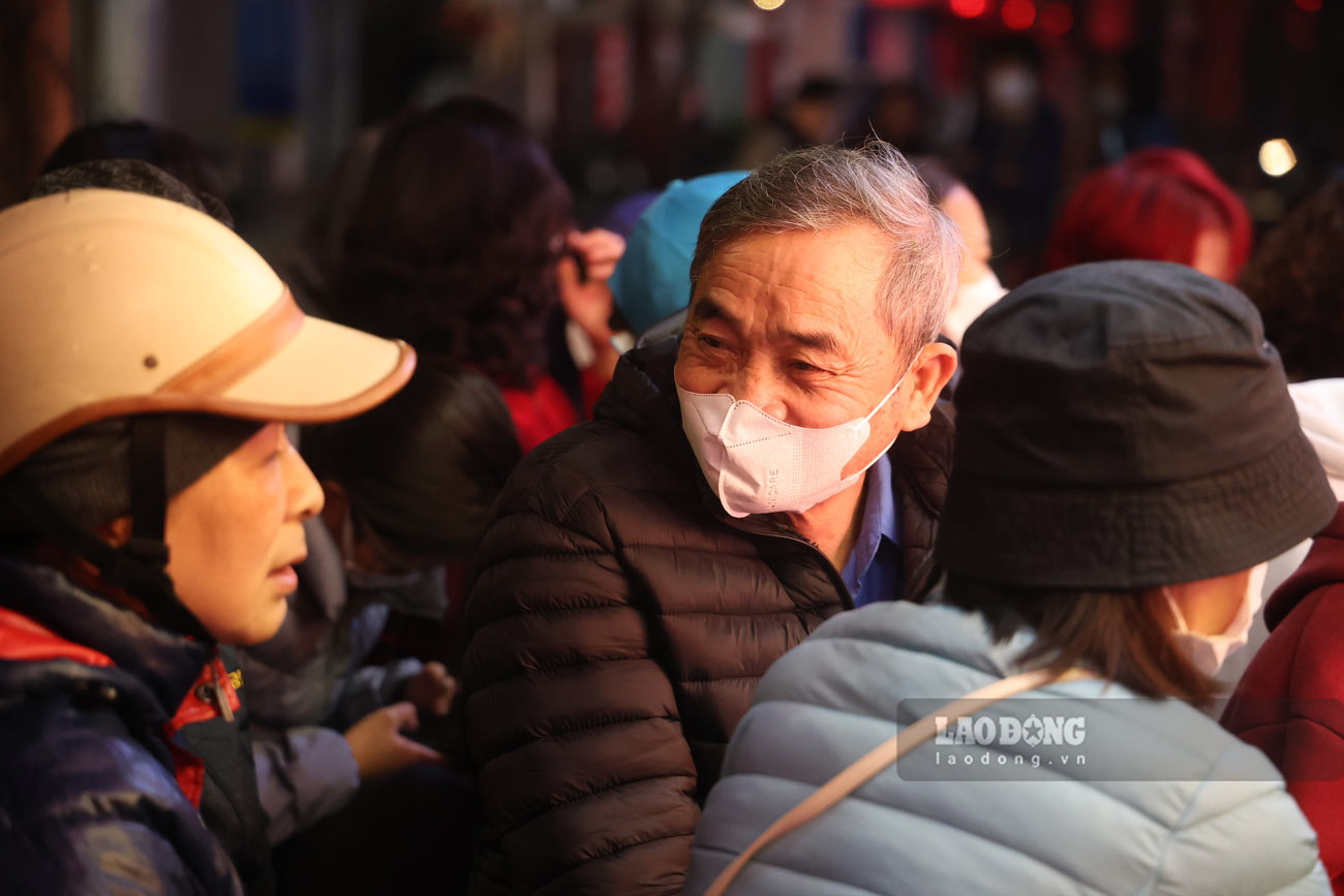 Với quan niệm “mua vàng ngày Thần Tài, cả năm rước lộc vào nhà“, đa số khách hàng không quá nặng nề về việc giá vàng cao.