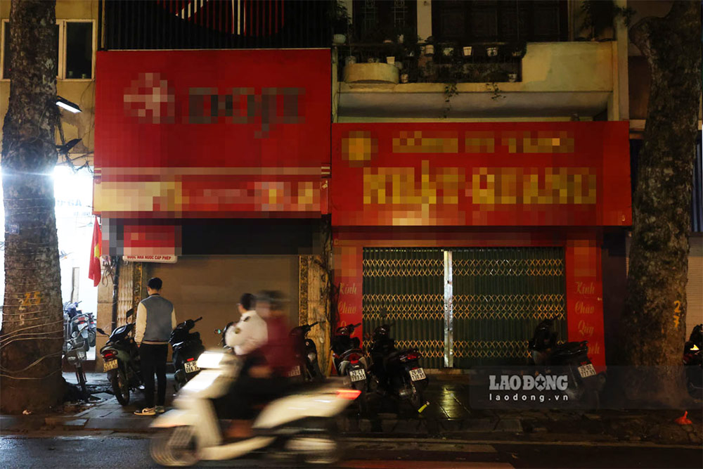 Một số cửa hàng vẫn chưa sáng đèn.