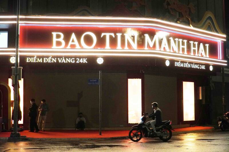 Không xảy ra cảnh chen chúc tại các điểm kinh doanh vàng sáng sớm.