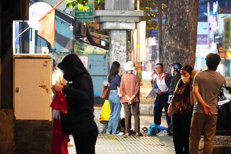 Không khí trước tiệm vàng tại TP.HCM sáng ngày vía Thần Tài khá yên ắng.