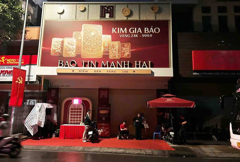 El número de clientes que esperan para comprar oro desde temprano en la mañana no es demasiado numeroso. Foto: Ngọc Lê