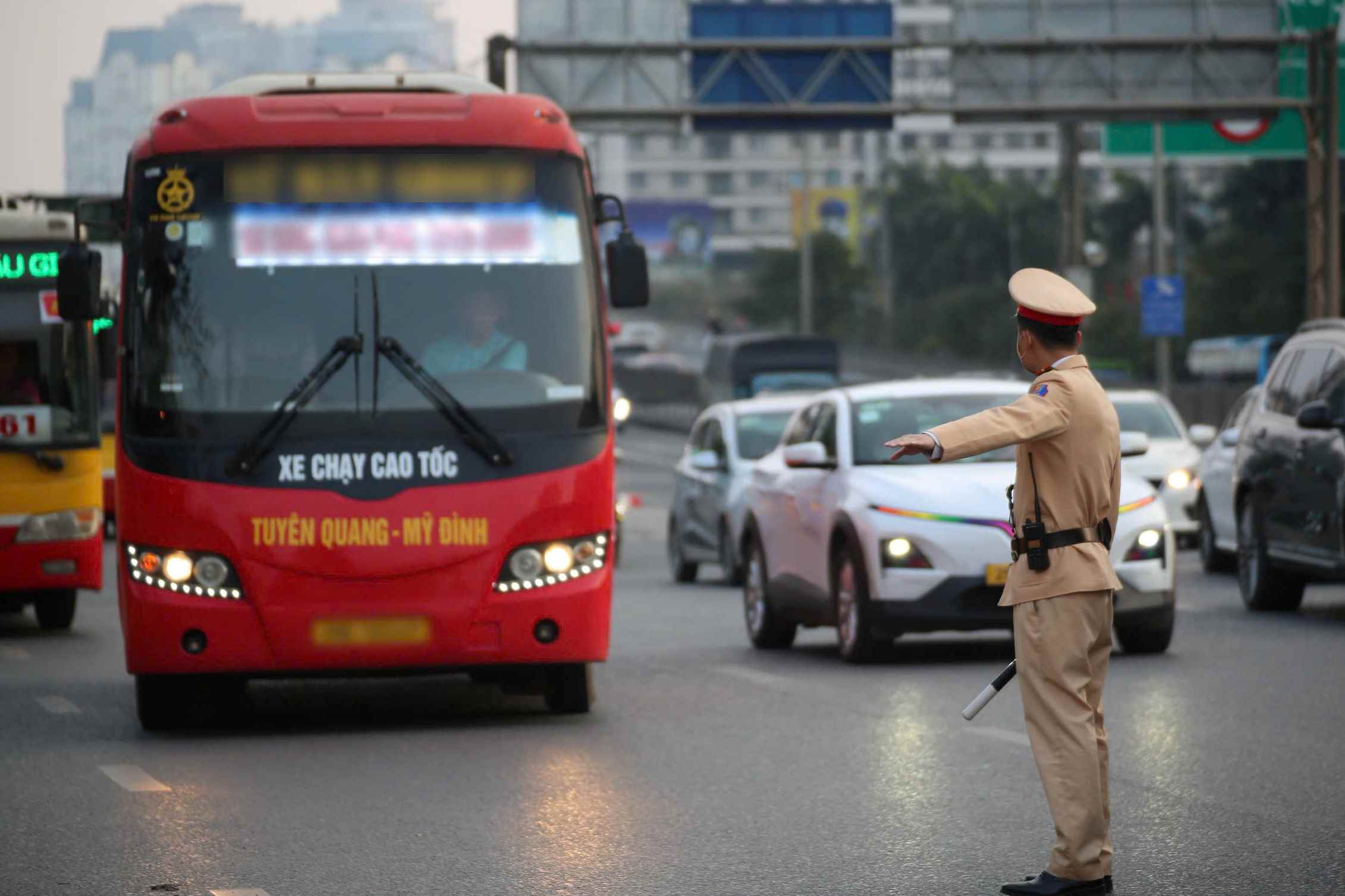 Traffic police force strengthens control of passenger transport activities. Photo: The Ky