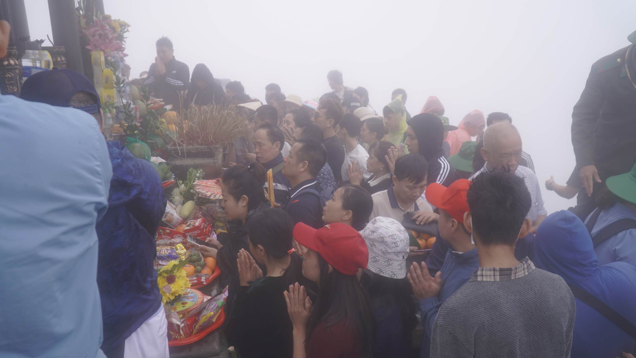 Người dân thắp hương, dâng lễ vật cầu tài lộc, may mắn. Ảnh: Minh Vũ