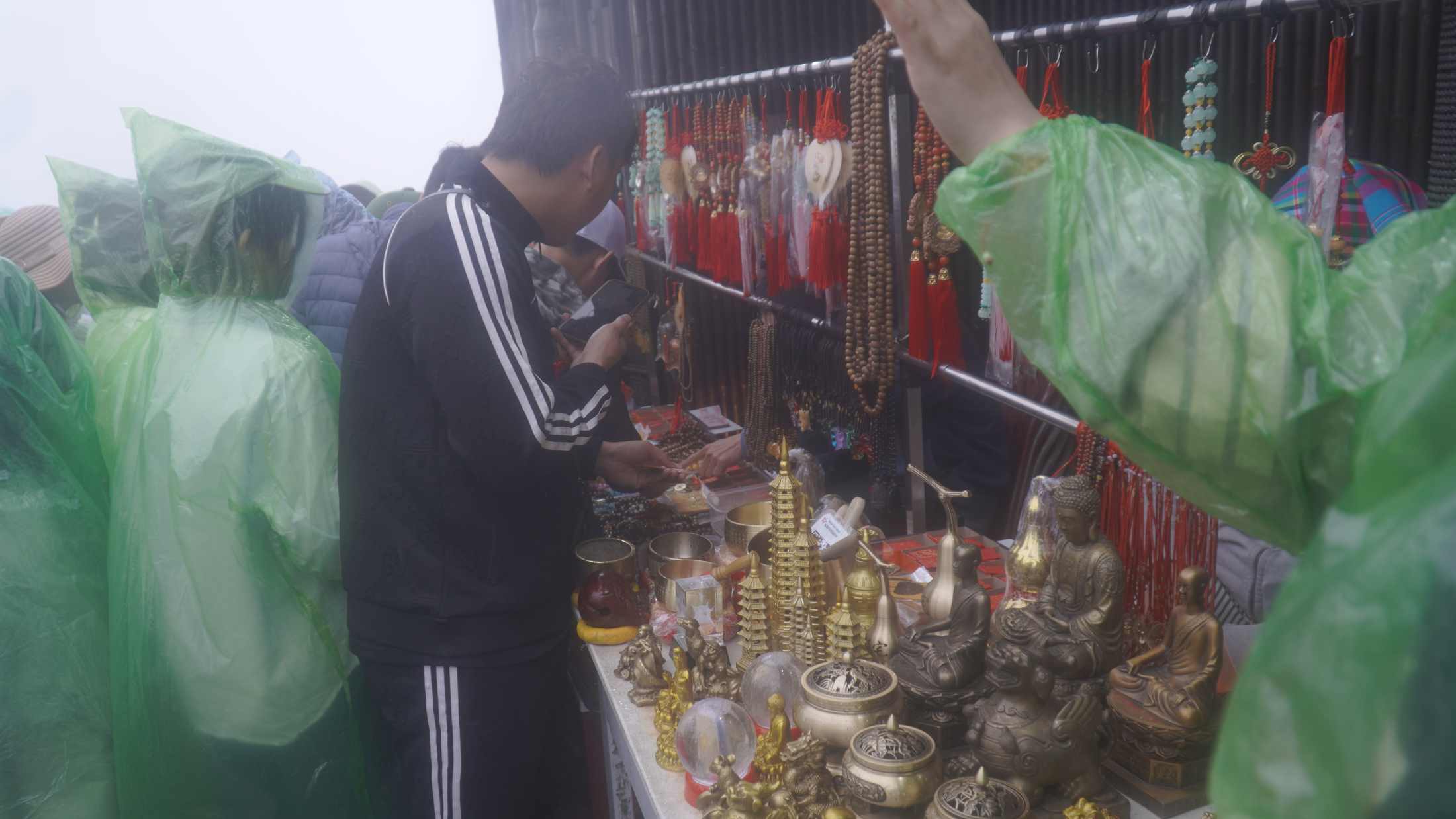 Du khách mua hàng lưu niệm tại các gian hàng. Ảnh: Minh Vũ