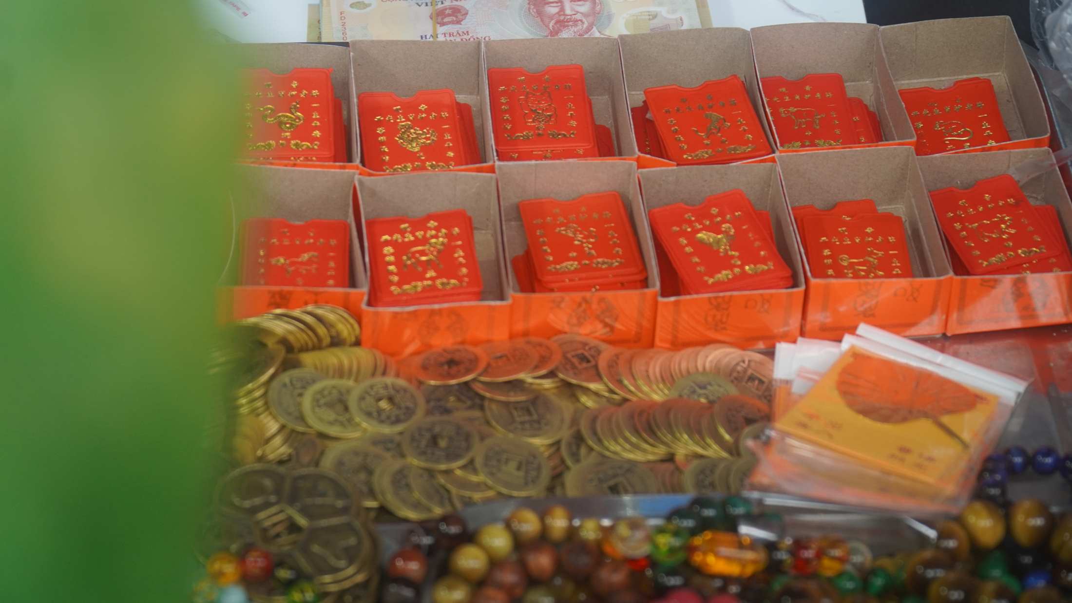 Lá bùa tại chùa Đồng Yên Tử bao gồm Lá Bồ Đề tâm Phật mạ vàng và Thẻ đỏ hộ thân theo tuổi, mang ý nghĩa cầu chúc sự bảo trợ và may mắn toàn diện. Ảnh: Minh Vũ