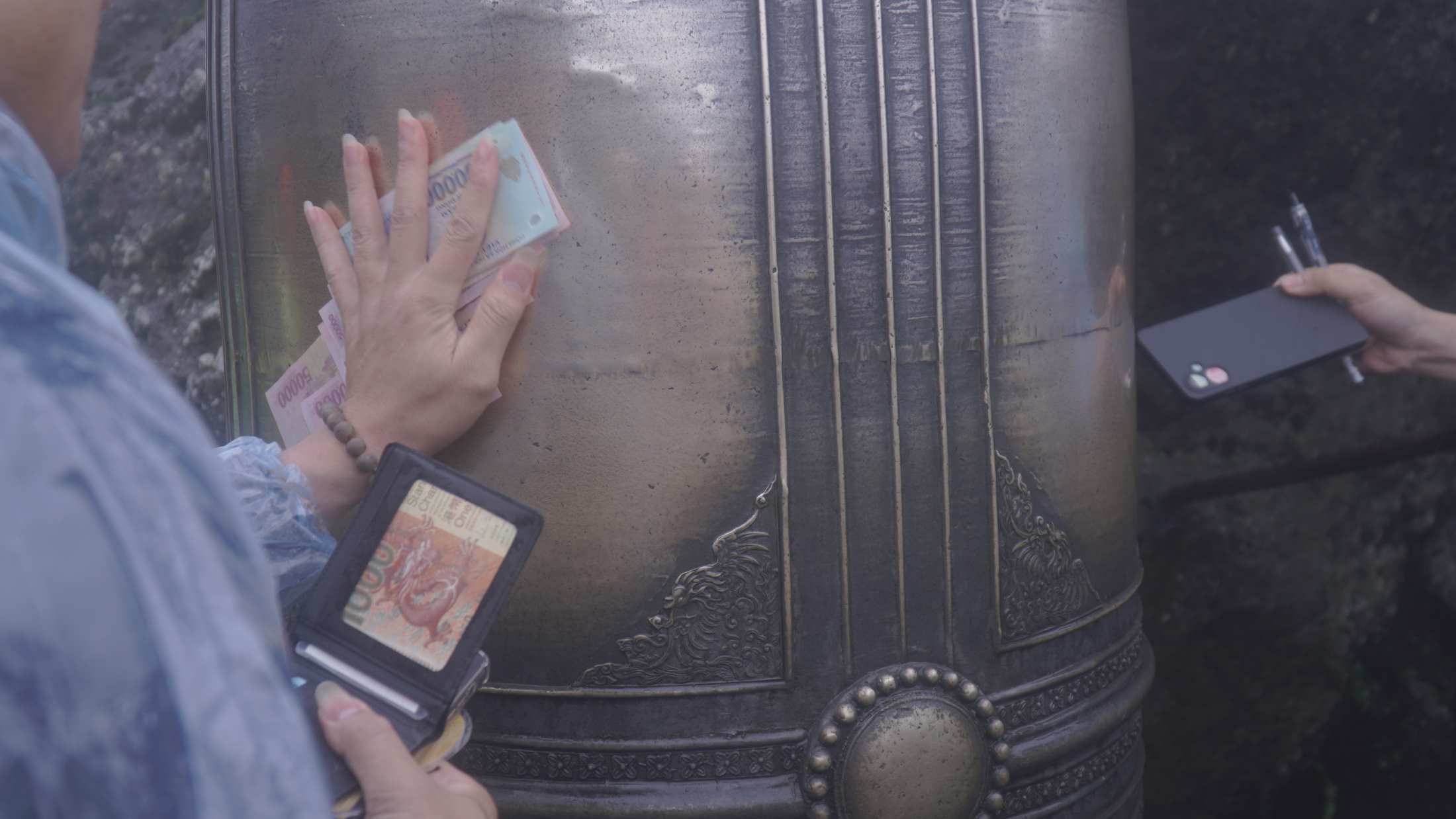 Xoa nhiều tờ tiền để mang lộc về chia cho gia đình, gửi gắm mong ước một năm mới may mắn và bình an tại Chùa Đồng. Ảnh: Minh Vũ