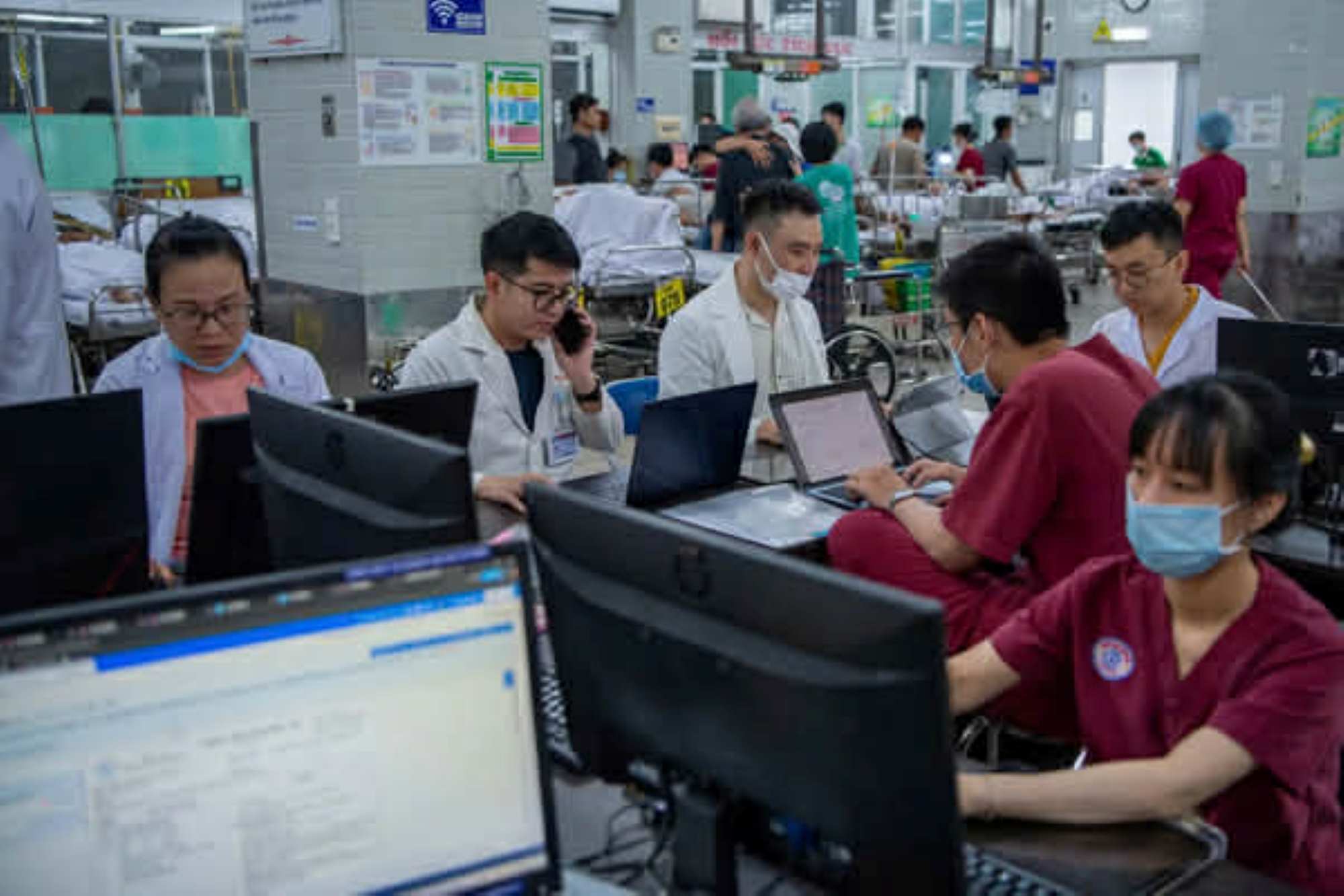 Bác sĩ thay nhau trực 24/24 tại khoa Cấp cứu, Bệnh viện Chợ Rẫy, TPHCM. Ảnh: Nguyễn Ly