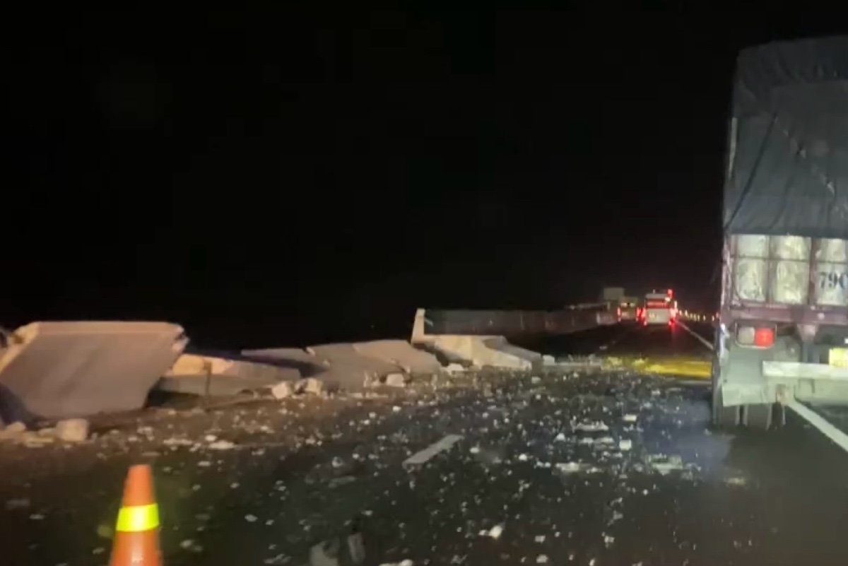 Nhiều cục bê tông dải phân cách bị tông ngã. Ảnh: Duy Tuấn