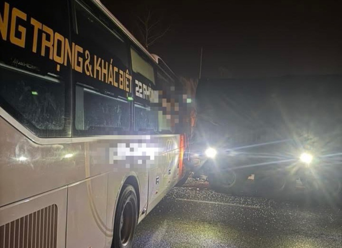 Vụ tai nạn liên hoàn giữa 5 xe. Ảnh: Phạm Duy