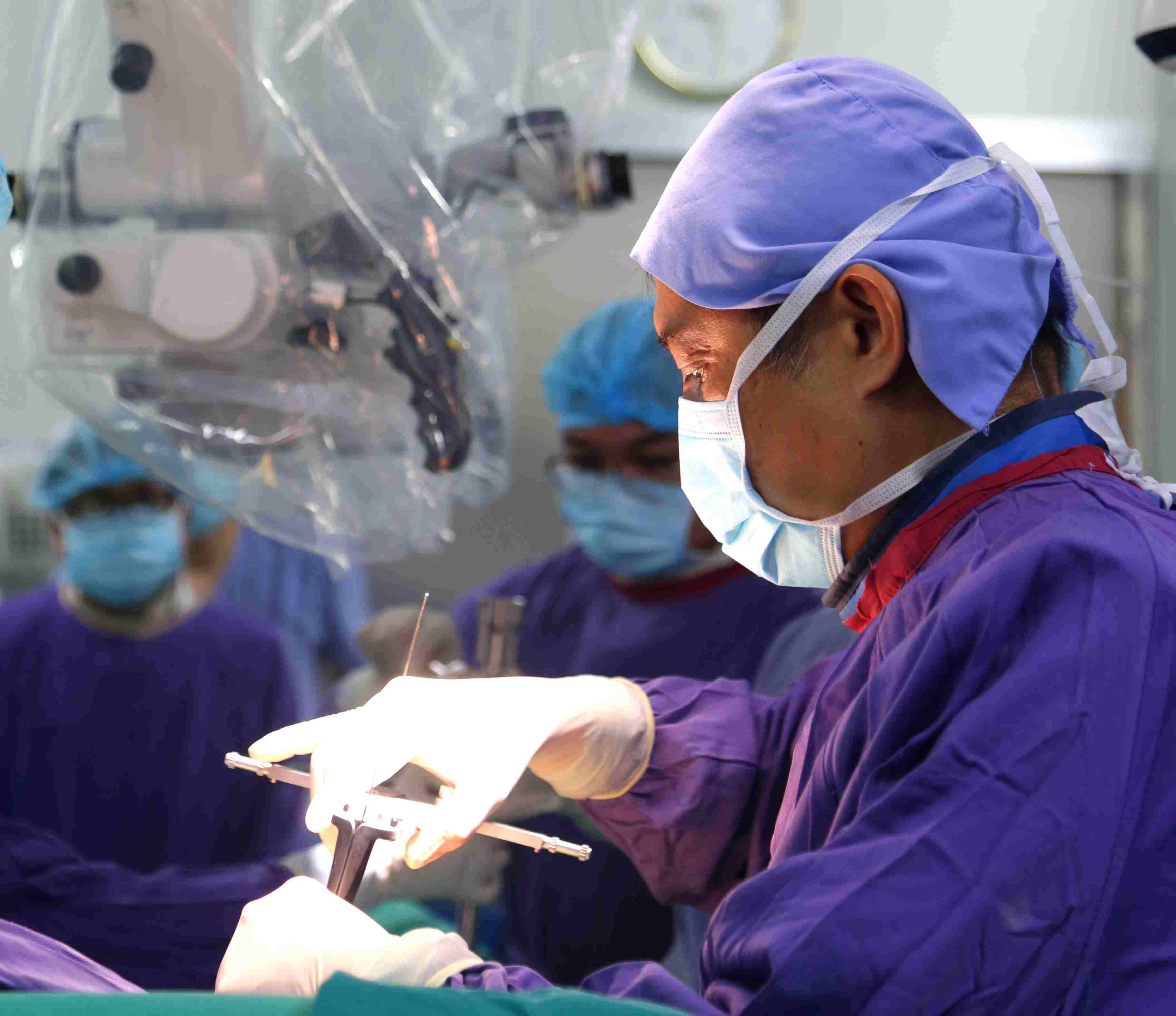 Severe cervical stenosis surgery for patients from the United Kingdom returning to Vietnam. Photo: BVCC