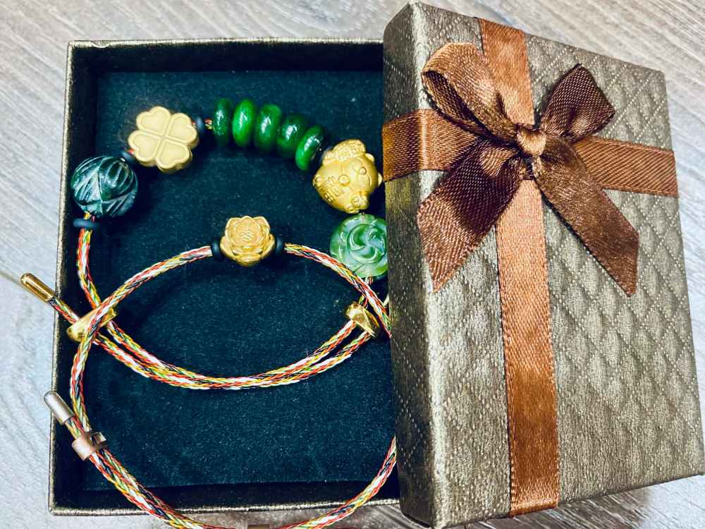 Món quà đầu năm mà vợ chồng chị Mai cùng mua trong ngày vía Thần Tài. Ảnh: Nhân vật cung cấp