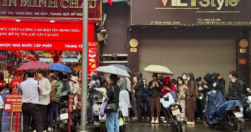 Vía Thần Tài sát 8. 3: Young couples give each other "savings" as love words