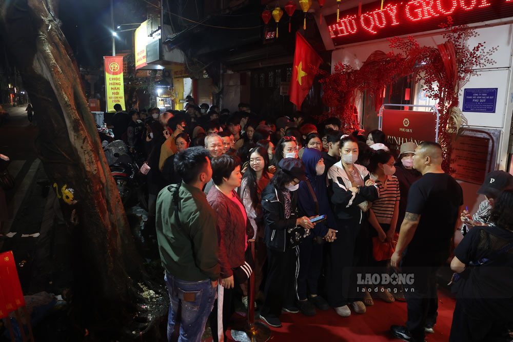 Sáng sớm ngày vía Thần Tài, phố Trần Nhân Tông nhộn nhịp người dân đổ về mua vàng cầu may trong tiết trời tạnh ráo.