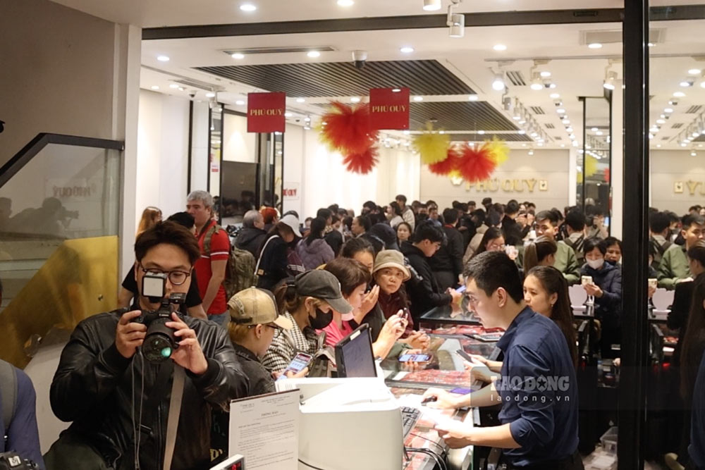 Bên trong các tiệm vàng, không khí giao dịch tấp nập