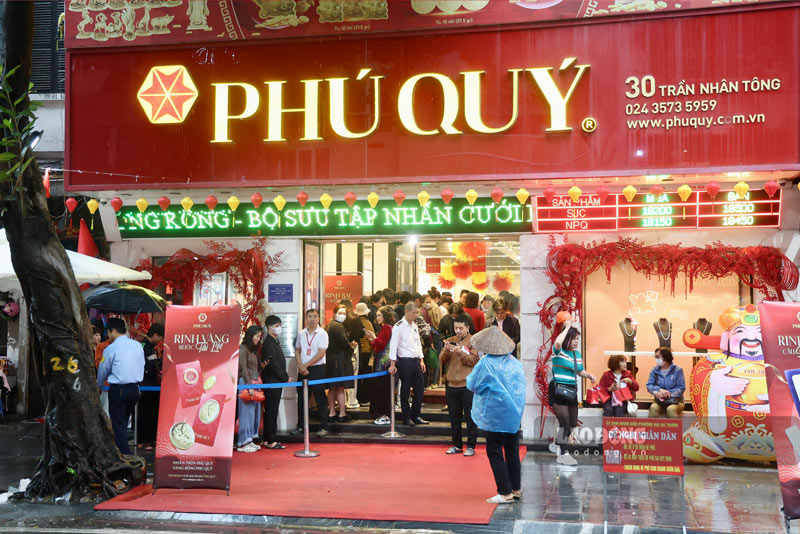 Dòng người vẫn kiên trì xếp hàng để vào mua vàng, bạc ngày vía Thần Tài.