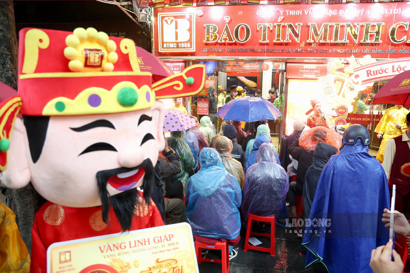 Càng về trưa mưa càng nặng hạt, song lượng người đổ về các tiệm vàng vẫn tăng đột biến.