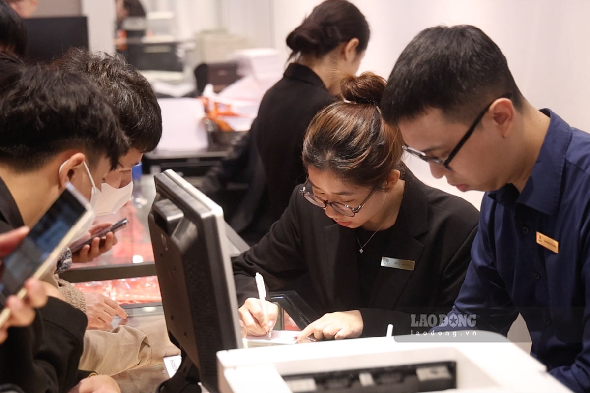 Tính đến 8h30, giá vàng nhẫn neo ở mức cao kỷ lục, dao động quanh ngưỡng 184,8 triệu đồng/lượng (bán ra). 