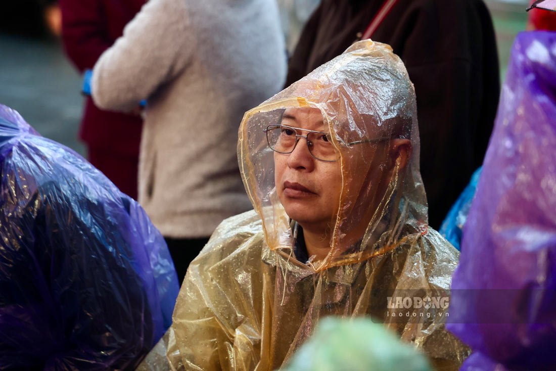 Ông Tạ Quang Trường (phường Hồng Hà, Hà Nội) không đến từ sáng sớm nên đã gặp phải trời mưa. Ông Trường cho biết, tuy trời mưa không thuận lợi, nhưng ông vẫn sẵn sàng ngồi chờ tới lượt vào mua, với mong muốn lấy may đầu năm mới.