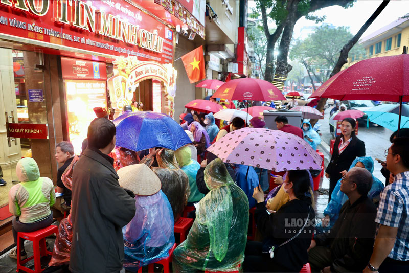 Torrential rain, Hanoi people are still crowded waiting to buy gold for the God of Wealth