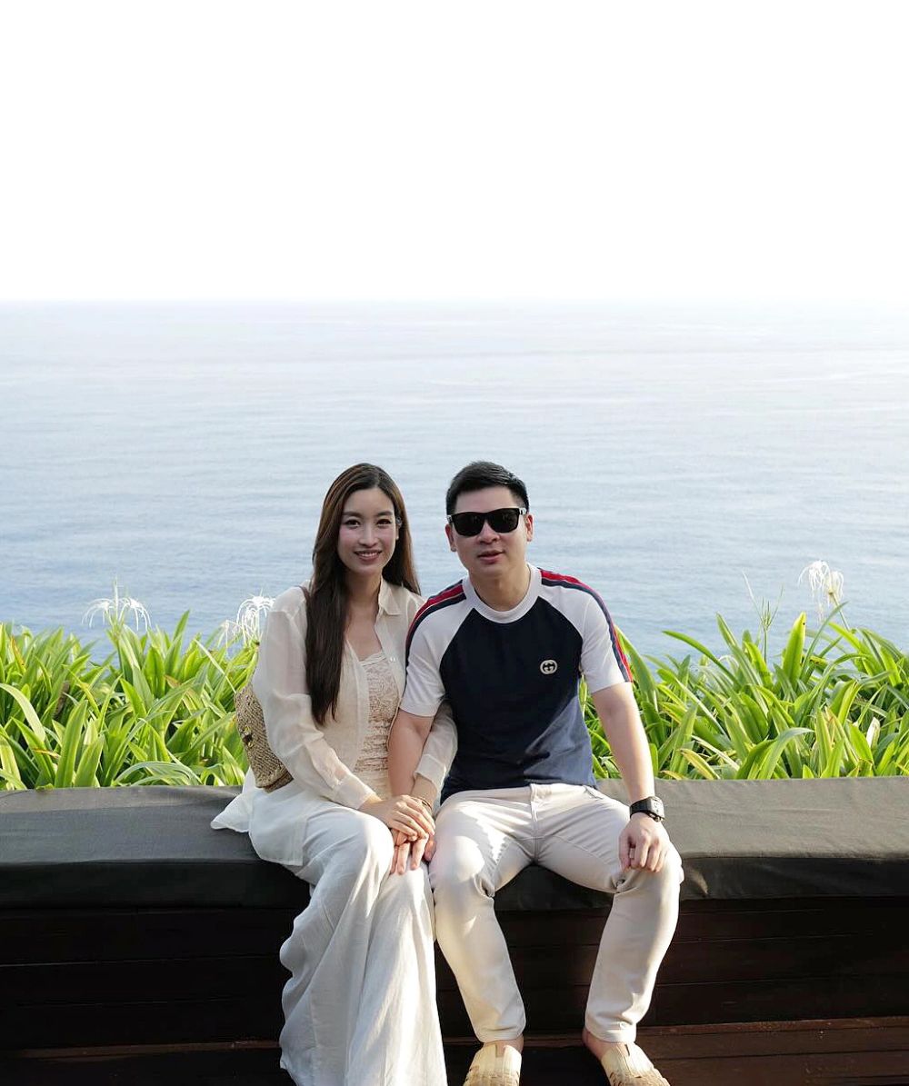 Cặp đôi thường mặc đồ đồng điệu mỗi khi đi du lịch. Ảnh: Cắt từ video.