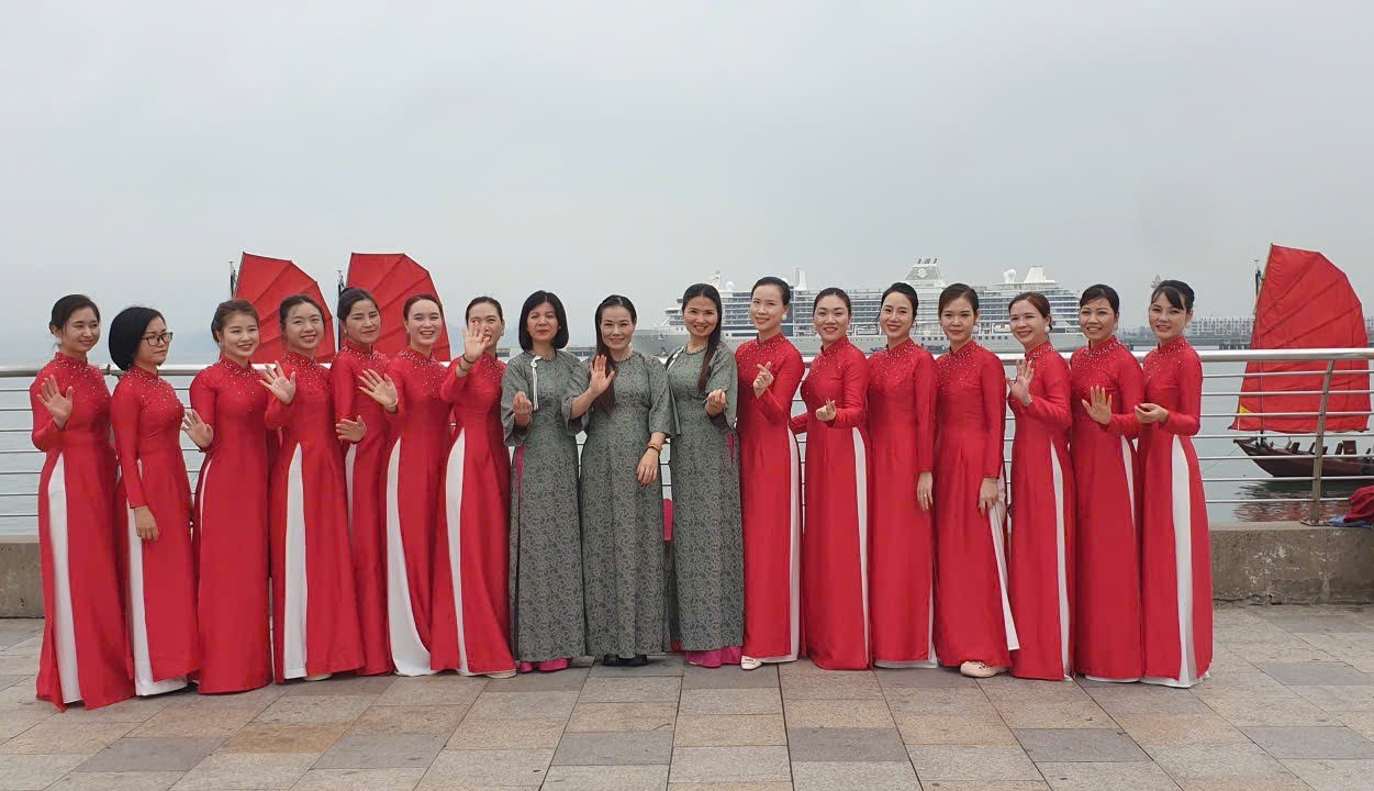 Mặc áo đỏ để cùng tông màu với cánh buồm. Ảnh: Nguyễn Hùng