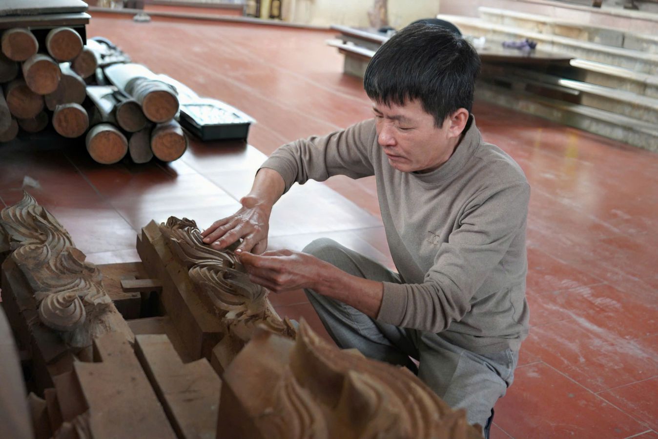 Ông Đỗ Văn Quảng tự hào giới thiệu về nghề mộc truyền thống được truyền 6 thế hệ gia đình. Ảnh: Mai Dung