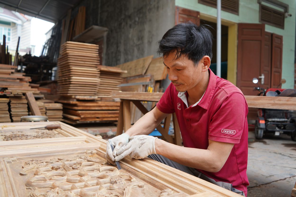 Nghề mộc truyền thống Thủy Triều mang lại thu nhập ổn định cho hàng trăm lao động địa phương. Ảnh: Mai Dung