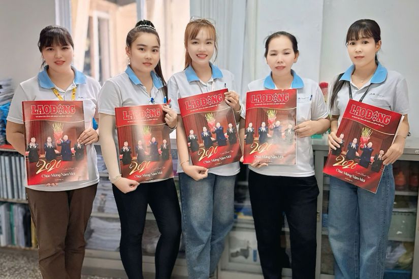 Ching Luh Vietnam Shoe Co., Ltd. (Tay Ninh province) gives Spring Labor publications on the occasion of Lunar New Year to workers and laborers. Photo: Nguyen Khai