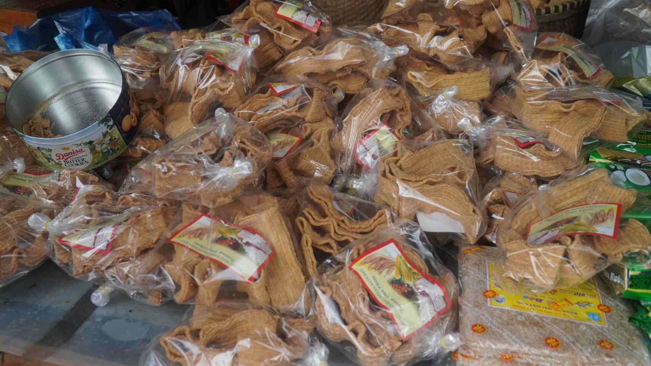 Bánh ngon, giòn thu hút đông đảo du khách mua mang về làm quà. Ảnh: Minh Vũ