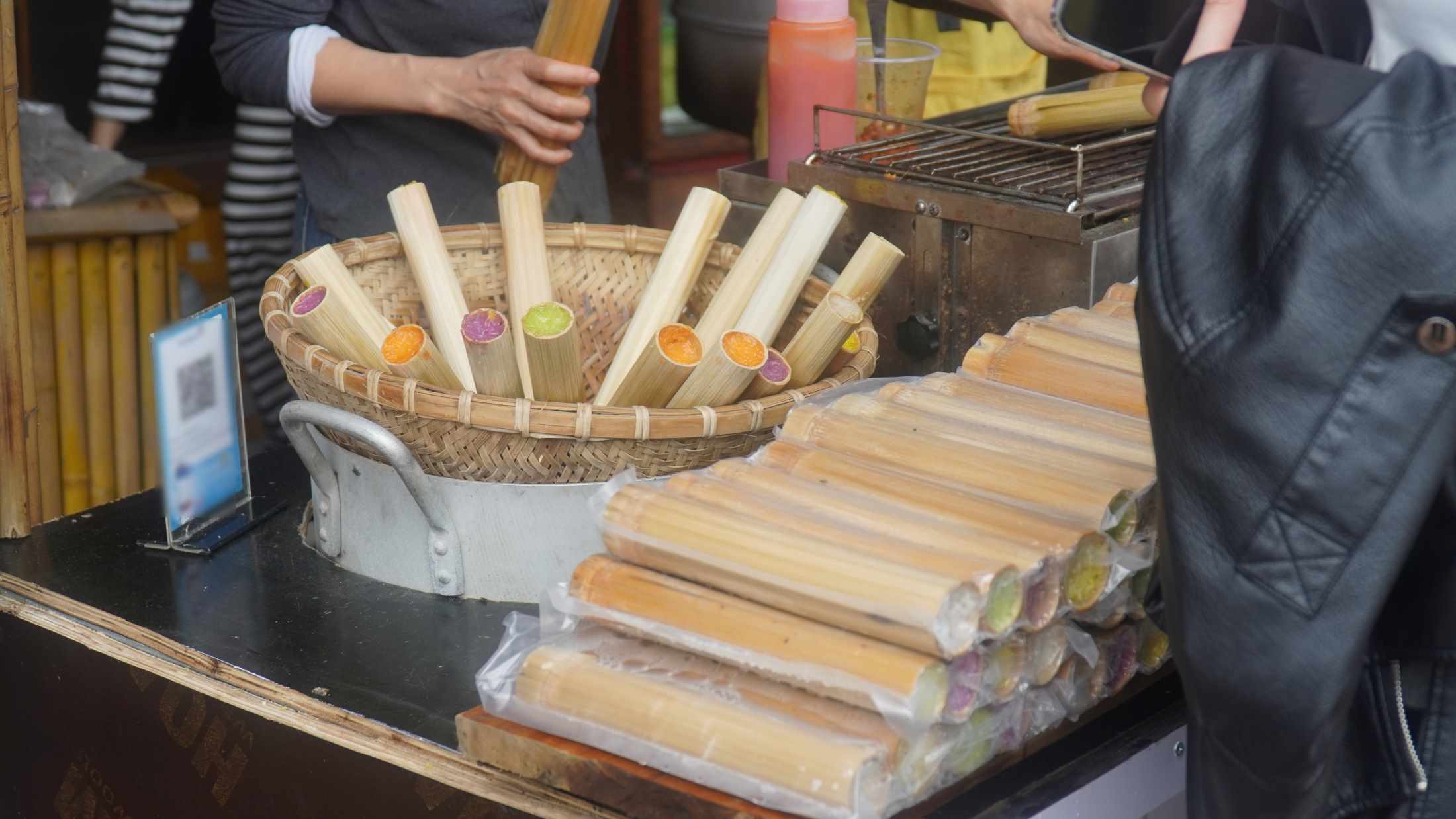 Cơm lam nướng ống tre thơm lừng giữa núi rừng Yên Tử, dẻo mềm và đậm vị truyền thống. Ảnh: Minh Vũ