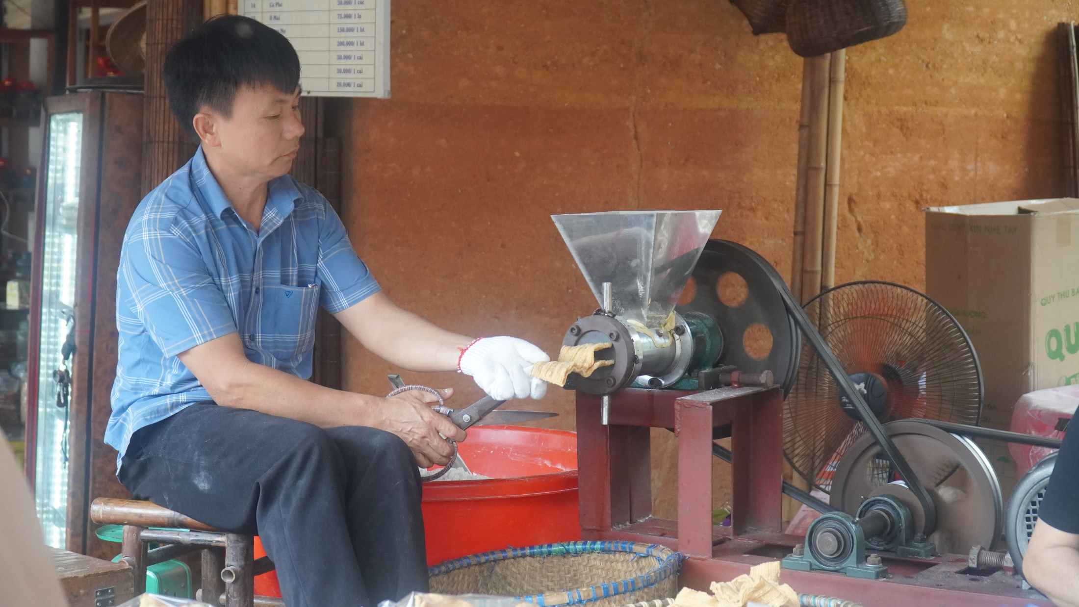 Hộ gia đình anh Chiến trực tiếp sản xuất bánh thu hút du khách tới xem và thưởng thức. Ảnh: Minh Vũ