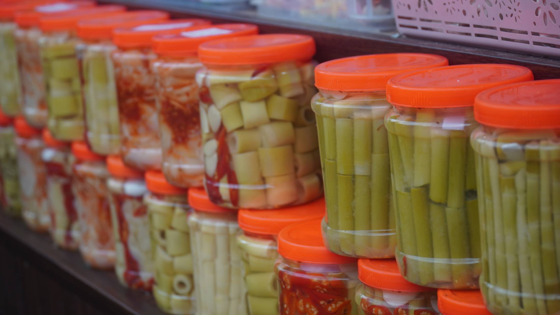 Hũ măng ngâm vàng óng, chua dịu, cay nhẹ - đặc sản được nhiều du khách mua về làm quà. Ảnh: Minh Vũ