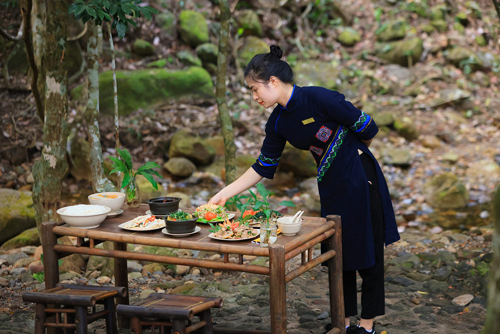 Tourists can enjoy specialties of mountainous ethnic groups in the Northeast region when coming to the Yen Tu Spring Festival. Photo: Yen Tu Tung Lam