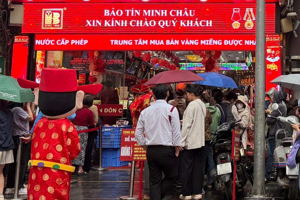 Ngày vía Thần Tài, các cửa hàng vàng bạc tấp nập người dân đến giao dịch. Ảnh: Phương Anh