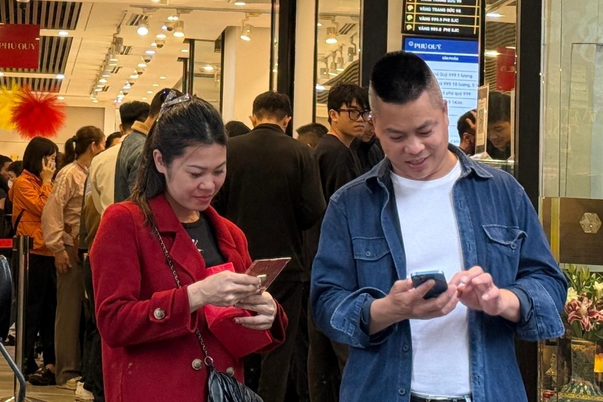 Nhiều khách hàng chuyển sang mua bạc để vừa cầu may, vừa làm tài sản tiết kiệm. Ảnh: Phương Anh