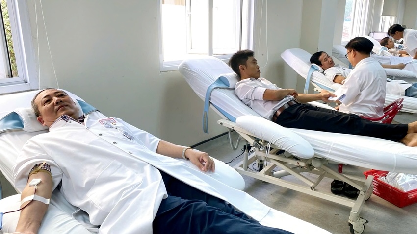 Nearly 400 officials, doctors and nurses participate in the blood donation program. Photo: Trade Union of Hue Central Hospital