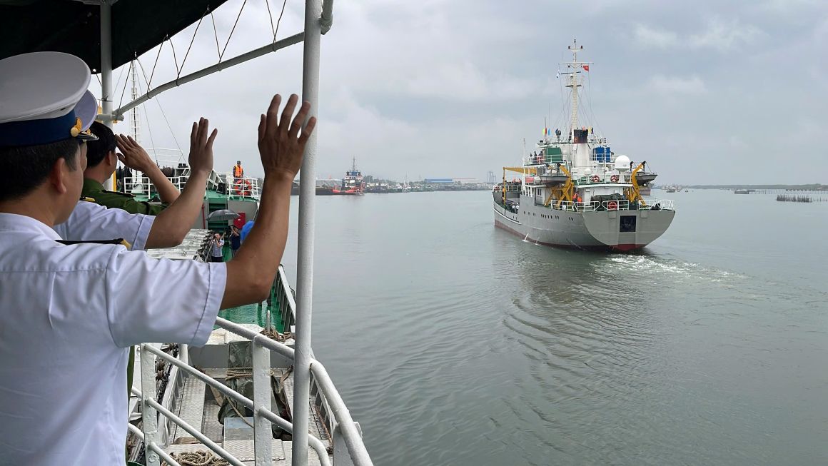 Tàu làm nhiệm vụ rời bến, mang theo thùng phiếu thực hiện nhiệm vụ bầu cử sớm trên biển. Ảnh: Văn Đường