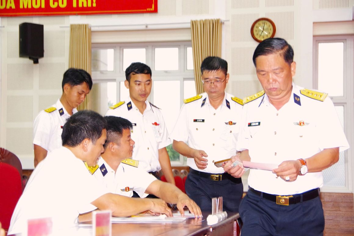 Cán bộ, chiến sĩ Vùng 2 Hải quân tham gia bầu cử sớm trước khi ra biển làm nhiệm vụ. Ảnh: Văn Đường