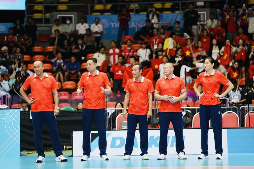 La entrenadora Ngọc Hoa (extremo derecho) ha madurado mucho después de terminar su carrera como jugadora y pasarse al trabajo de entrenadora. Foto: Minh Dân